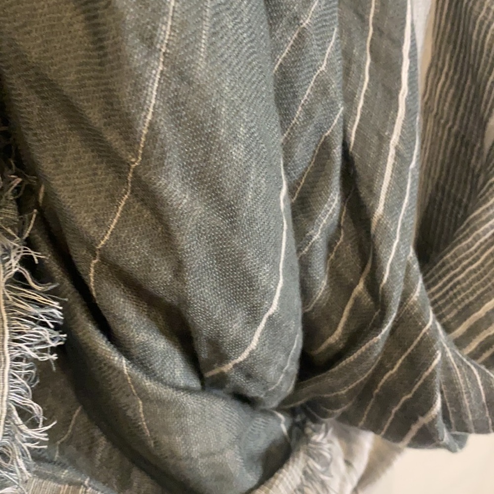 Woven striped scarf.